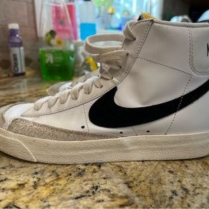 nike women’s cz1055-100 size 7.5